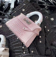 Nouveauté pour l'automne 2026 : un sac à main et un sac bandoulière élégants et polyvalents, dotés d'un design sophistiqué et unique en relief crocodile.