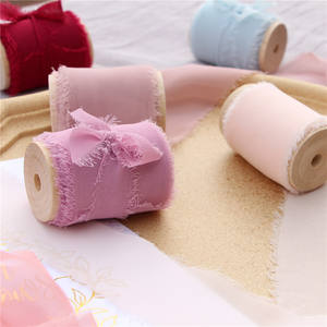 Nastro in Chiffon con bordi sfilacciati fatti a mano con bobina di legno nastro con frange per invito a nozze - Product Image 3