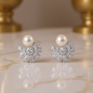 E983 Orecchini a lobo in oro bianco a forma di fiore con diamante e perla d'acqua salata, gioielli classici da donna per matrimonio - Product Image 2