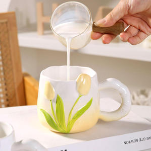 Tazza di ceramica <span class=keywords><strong>tulipano</strong></span> alta estetica dipinta <span class=keywords><strong>a</strong></span> mano sotto-smalto colore gradiente goffrato cartone animato fiore coppia tazza di acqua - Product Image 5