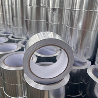 Rubans en aluminium à haute adhérence avec mousse PUR, pouvant être recouverts de résidus de mousse PUR après déchirement du bloc de mousse