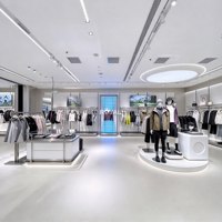 Support d'affichage de vêtements en métal de luxe personnalisé avec panneau en bois pour boutique de vêtements pour hommes