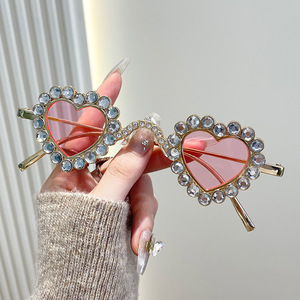 Lunettes de soleil en forme de cœur avec strass, monture en métal doré, protection UV400, lunettes de soleil tendance pour femmes, type 3 verres, matériau PC - Product Image 3