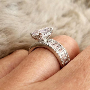 Anello semplice ed elegante a forma quadrata con zirconi intarsiati, ornamento decorativo elegante per le dita, da abbinare ogni giorno alle donne. - Product Image 4