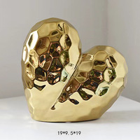 L'usine fournit directement un vase en céramique Art déco moderne en forme de coeur peint à la main pour les décorations de table de fête de mariage à la maison