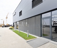 Estacionamiento de Gran Capacidad con Estructura de Acero para Uso Comercial, Estructura de Alta Resistencia, Diseño de Acceso para un Amplio Flujo de Vehículos