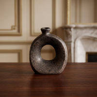 Vase en céramique rustique minimaliste moderne avec design de cercle creux, fait main, taille et couleur personnalisables pour la décoration de table à la maison