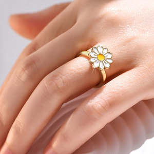 Großhandel Vergoldete Legierungs-Fidget-Spinner-Ringe Kollektion Verstellbare Angstlösende Rotierende Blumen-Stern-Schmetterlings-Ringe für Frauen - Product Image 6