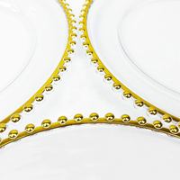 Assiettes en plastique de luxe avec bordure de perles dorées pour les dîners de mariage