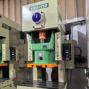 Sn1 110 seyi oeillet faisant la Machine <span class=keywords><strong>ligne</strong></span> de Production CNC automatique oeillet poinçonnage faisant la Machine haute vitesse mécanique RC sey - Product Image 1