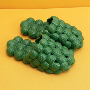 Claquettes à bulles pour hommes et femmes, ultra amusantes, avec semelle épaisse en EVA souple, antidérapantes, style balle de golf, pour spa, avec coussin de massage effet litchi - Product Image 4