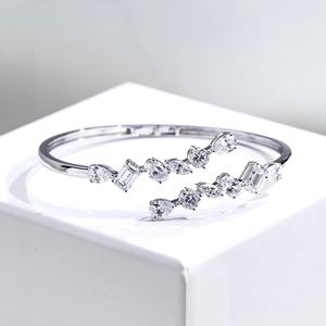 Pulsera de Compromiso y Boda MSB-648 Personalizada, Oro de 18K con Diamantes, Pulsera con Diamantes de Laboratorio de Forma Elegante - Product Image 3