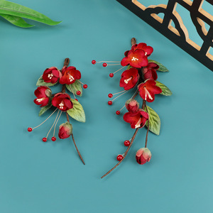 Conception originale, faite à la main, épingle à cheveux en velours rouge éthéré à motif de fleur de prunier, parfaite pour les costumes traditionnels chinois et le Hanfu. - Product Image 1