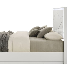 Cama de plataforma blanca minimalista moderna con líneas geométricas y cabecera iluminada con LED para adultos y personas mayores - Product Image 4