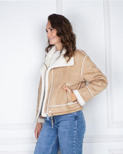 कस्टम ओम महिलाओं की बेज नकली सूड जैकेट. लैममी-लुक कॉलर और कफ, आकस्मिक गिरावट के लिए छिपा ज़िप - Product Image 3