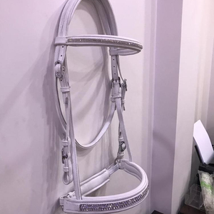 บังเหียนม้าสีขาวแบบดีลักซ์ พร้อมประดับคริสตัลที่สายรัดจมูกและสายคาดหน้า มีหลายสีและหลายขนาด - Product Image 1