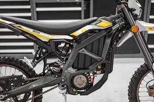 Le Vélo Tout-Terrain Électrique Surron Ultra Bee 2025 Offre une Autonomie de 120 km et une Vitesse Maximale de 90 km/h - Product Image 3