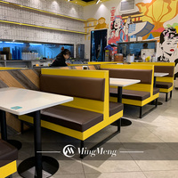 Ensemble de table de restaurant pour enfants simple avec une décoration concrète et généreuse, table et chaises en marbre