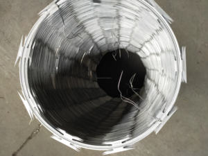 Okul Bölgesi Hırsızlık Önleyici ve Tırmanma Önleyici Korumalı Dikenli Tel Örgü Çit Paslanmaz Çelik Kıvrımlı Altıgen Delikli Rulo Kafes - Product Image 3