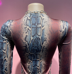 ชุดเซ็กซี่ 2 ชิ้น สำหรับผู้หญิง ลายงู แขนยาว เสื้อครอป+กางเกงขาสั้นเข้าชุด ชุดกลางคืน - Product Image 4