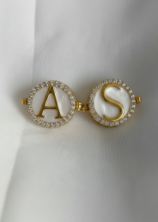 SARVOTTAM 14KT ทองคำสีเหลือง ประดับเพชรธรรมชาติ ฝาครอบกระดุมคอเสื้อเคลือบเงาสำหรับทุกเพศ พร้อมอักษรย่อ - Product Image 3