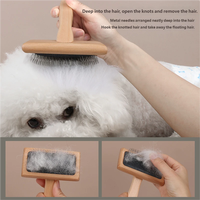 Peigne à poils pour animaux de compagnie portable multi-usage avec manche ergonomique en bois et métal, démêlant les poils flottants, favorisant la santé du pelage des chiens et des chats