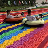 Terrain de jeux enfants herbe sèche toboggan enfants arc-en-ciel toboggan rouleau