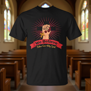 Camiseta inspirada en la Biblia con la frase: Creemos en Padre, Hijo, Espíritu Santo - Product Image 3