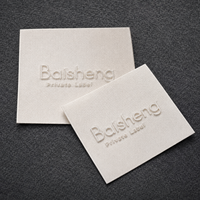 Étiquettes tissées de luxe, logo personnalisé, marque privée, étiquettes de col en satin ivoire gaufrées 3D, étiquettes tissées pour vêtements de créateurs