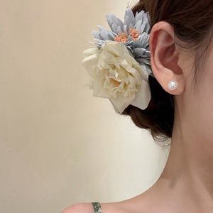 Fermaglio per Capelli di Lusso Rosa con Perle e Cristalli per Donna, da Indossare Lateralmente con Grandi Fiori, Confezione in Cartone, Accessori per Capelli - Product Image 4