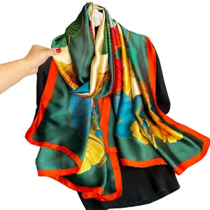 Gepersonaliseerde Geruite Klassieke Lange Satijnen Hijab Geïmiteerd Goedkope Bloemen Elegante Luxe Bedrukte Sjaals Zijde
