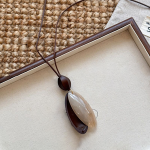 Collier en pierre naturelle, texture artisanale, style minéral brut, design tendance et à la mode. - Product Image 2