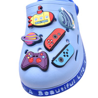 Nouveaux boutons décoratifs en PVC de luxe pour sabots, motifs soucoupe volante, astronaute, fusée, breloques de dessin animé mignonnes, perles de chaussures tendance, confortables et durables