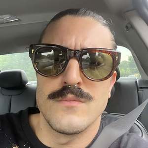 Gafas de Sol Retro de Moda 2025 con Logotipo Personalizado, Montura Grande con Remaches, Protección UV400, para Mujer y Hombre, para Conducir - Product Image 1