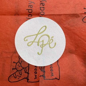 Tùy chỉnh sang trọng 3D logo dập nổi Matte kết cấu gói giấy dính nhãn mỹ phẩm Hộp quà tặng cao cấp con dấu dán - Product Image 5