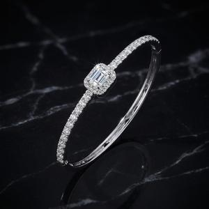 กำไลข้อมือเพชรแท้ทรงเหลี่ยมมรกต Xinfly ทองคำแท้ 18K รับรองโดย GIA ระดับ E SI1 น้ำหนัก 0.30 กะรัต รวมน้ำหนักเพชร 1.30 กะรัต เครื่องประดับระดับไฮเอนด์สำหรับการลงทุน - Product Image 1