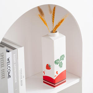 Vente chaude Nordique fraise <span class=keywords><strong>lait</strong></span> <span class=keywords><strong>bouteille</strong></span> Forme <span class=keywords><strong>vase</strong></span> en céramique <span class=keywords><strong>vase</strong></span> à fleurs pour la décoration <span class=keywords><strong>de</strong></span> la maison - Product Image 3