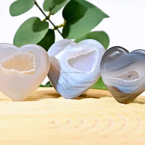 Hochwertige natürliche geschnitzte Kristall Druzy Achat Geode Mond und Herz Edelsteine Edelsteine für Dekorationen Hochzeit Souvenir