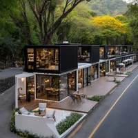 Maison mobile en structure acier avec terrasse sur le toit, balcon, escalier et espace intérieur moderne