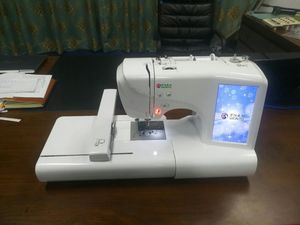 Mini machine à broder et à coudre domestique, état neuf, fonctionnement informatisé pour usage domestique et vente au détail - Product Image 2