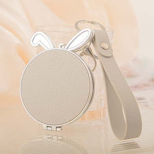 Espejo Compacto de Llavero, Espejo de Viaje Plegable de Doble Cara, Correa de Plástico, Acabado Plateado, Espejo de Bolsillo para Maquillaje, Espejo con Diseño de Conejito - Product Image 5