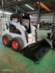 Minicargadora Compacta con Radio de Giro Reducido para Construcción, Paisajismo y Agricultura, con Accesorios Intercambiables y Motor Central - Product Image 5