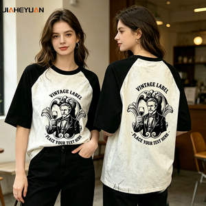 T-shirt da baseball unisex vintage lavata con maniche raglan, stampa grafica retrò con stemma, effetto distressed, oversize, streetwear personalizzabile - Product Image 2