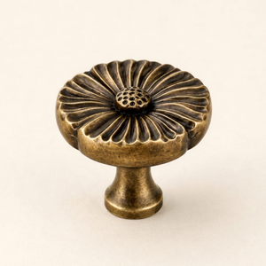 Pomo de Gabinete de Latón Antiguo con Diseño Floral, Tirador de Cajón Vintage con Flor, Manija de Mueble de Latón Sólido, Herraje Retro para Armario de Cocina - Product Image 1