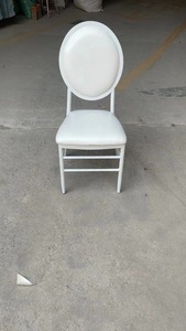 Chaises Chiavari en métal doré empilables, durables et écologiques, pour mariages et salles de banquet modernes, avec coussins blancs – Vente en gros - Product Image 5