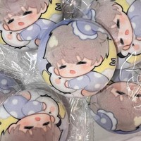 Fabricant de badges en étain en forme de dessin animé personnalisé, badges en métal ronds personnalisés avec des épingles de sûreté