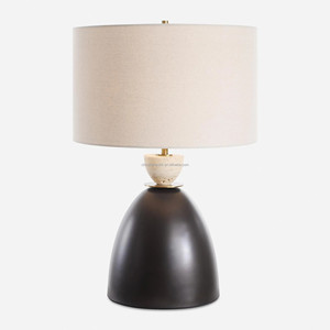 Lampe de table artisanale moderne en céramique émaillée marbrée vert émeraude |   Éclairage côtier audacieux pour les espaces d'hôtel et les salons - Product Image 4