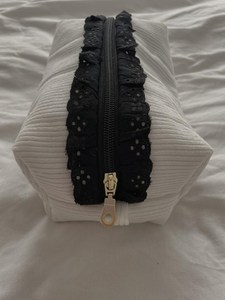 Bolsa <span class=keywords><strong>de</strong></span> Maquillaje <span class=keywords><strong>de</strong></span> Pana con Logotipo Personalizado y Encaje Negro, Bolsa <span class=keywords><strong>de</strong></span> Aseo Vintage - Product Image 4