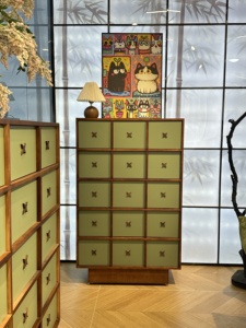 Armoire de rangement latérale en bois massif de style Mid-Century Modern vert avec un design étoilé unique pour l'ameublement de la maison - Product Image 4