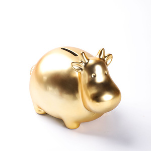 थोक नई रचनात्मक प्यारी गाय आकार सोना सिरेमिक मनी बैंक कस्टम चाइल्ड सिक्का बैंक शिशु उपहार सजावट के लिए - Product Image 3